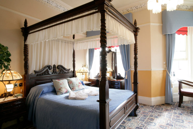 bed with canopy